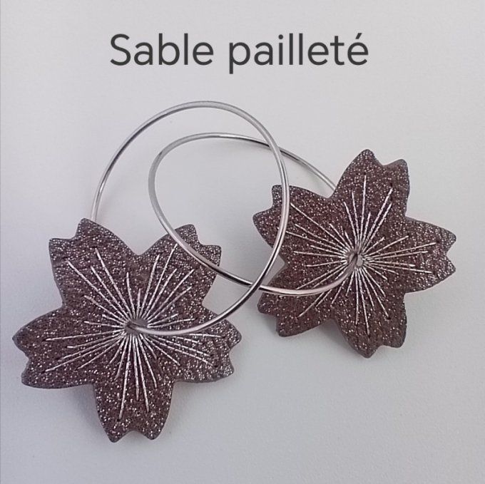 Boucles d'oreilles sakura - créoles à fleur en cuir sable pailleté