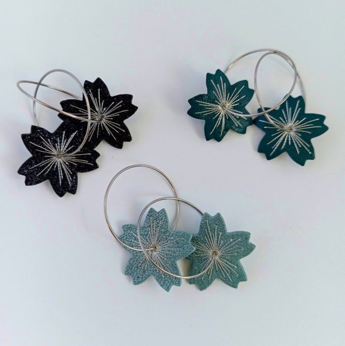Boucles d'oreilles sakura en cuir - créoles à fleurs de cerisiers en cuir tons bleus : marine paille