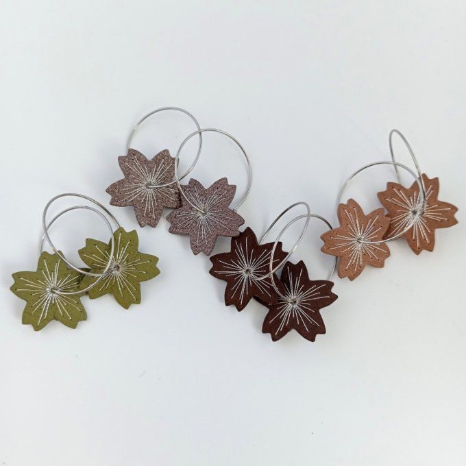 Boucles d'oreilles sakura en cuir brodé, créoles à fleurs - tons nature : vert olive, sable pailleté