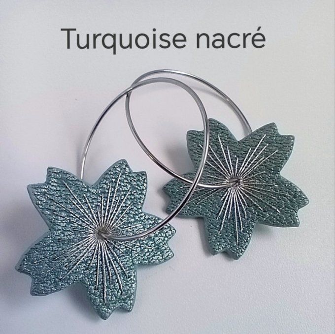 Boucles d'oreilles sakura turquoise nacré - créoles en inox argenté à fleur en cuir lumineux brodé m