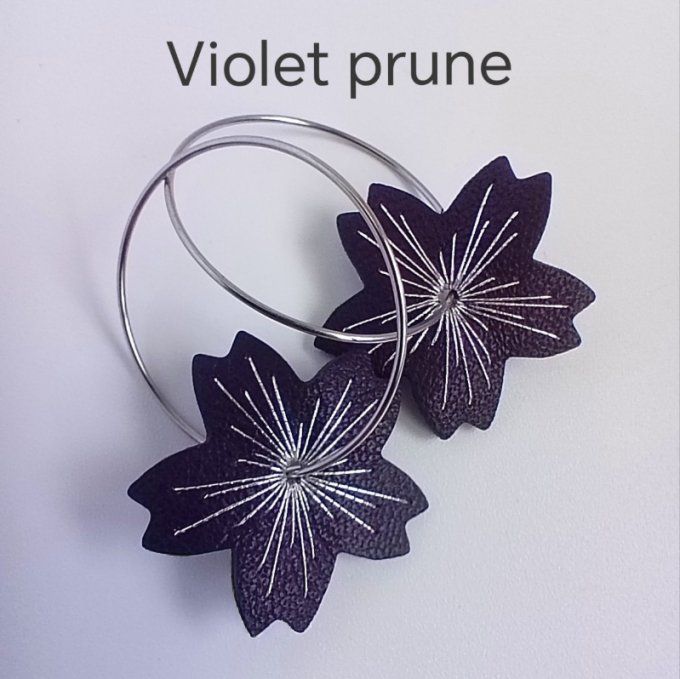 Boucles d'oreilles Sakura, créoles à fleurs en cuir brodé violet prune