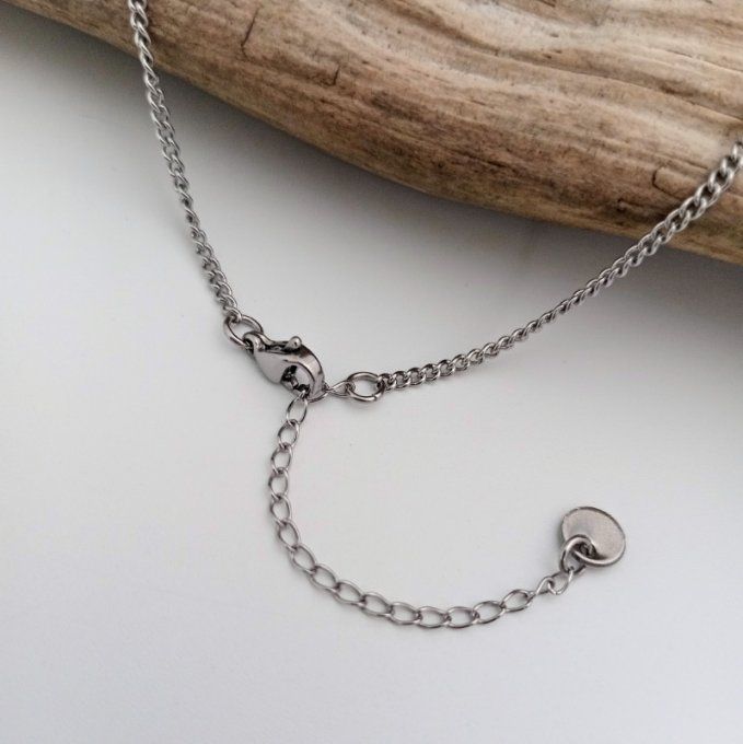 Détail du fermoir mousqueton et de la chaîne de rallonge en acier inoxydable du collier Lyria