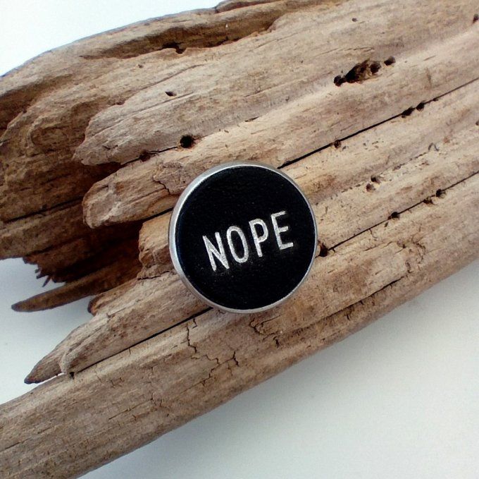 Pin's en cuir noir et argenté- Pack de 3 "Piquant - Sans filtre"