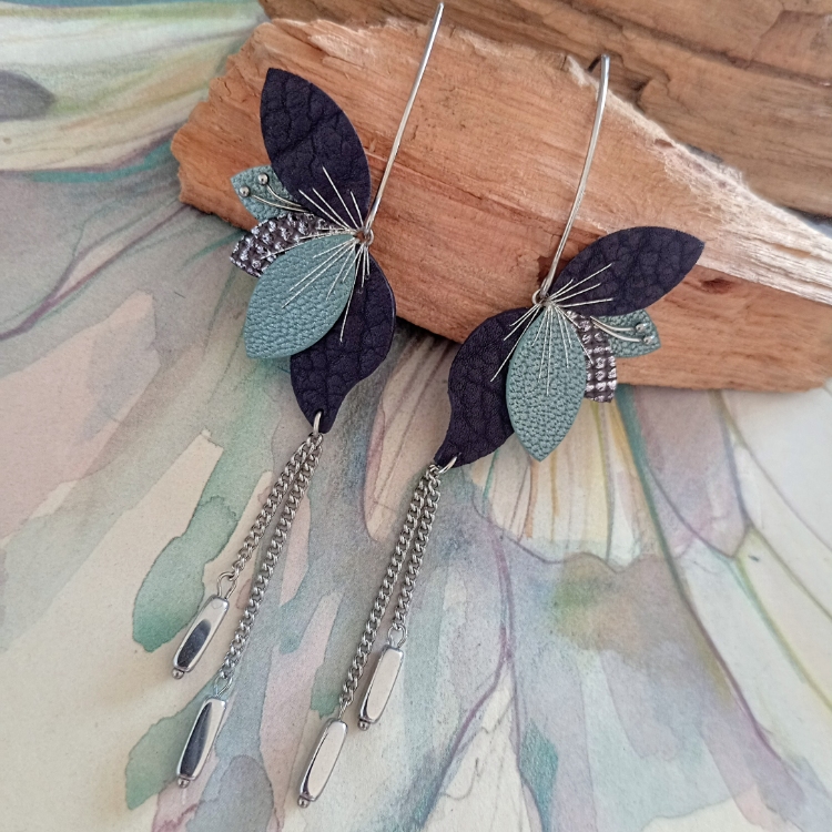 Boucles d'oreilles Lyria, cuir violet, turquoise et argenté brodé main